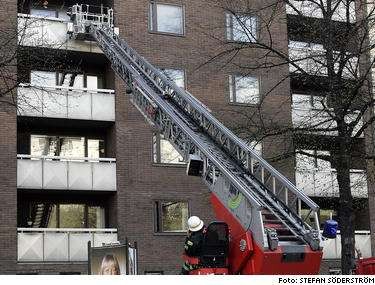 Bomberos apagando fuego en casa de Monica Zetterlund